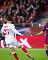 欧冠小组赛：塞维利亚客场1-0小胜巴塞罗那